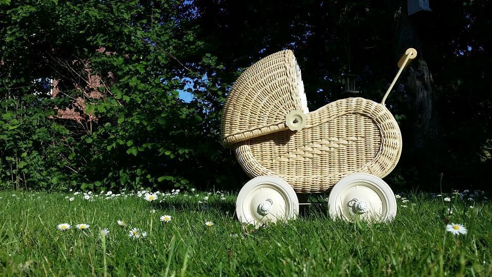 carro de muñecas de mimbre