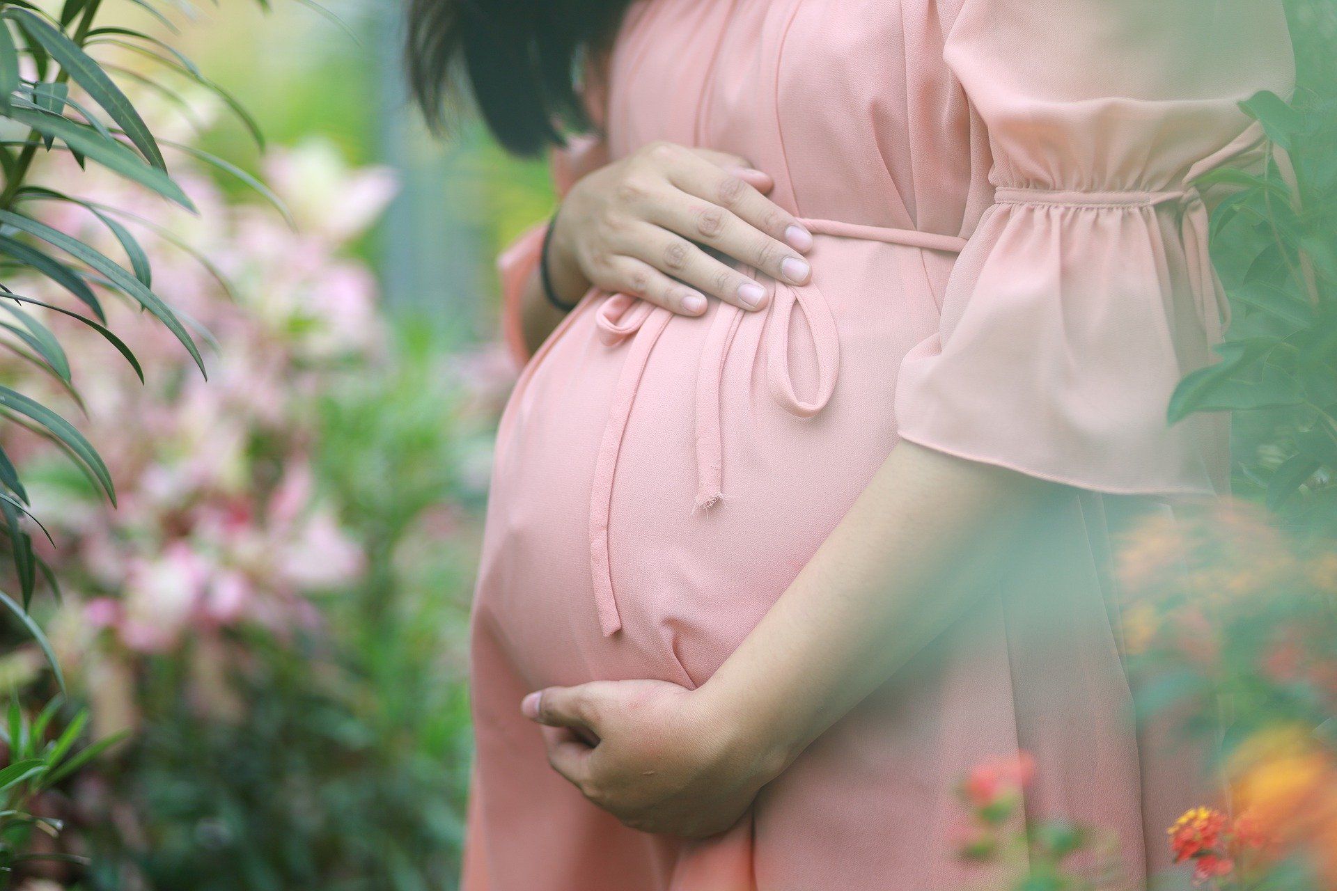 Mujer con vestido rosa embarazada