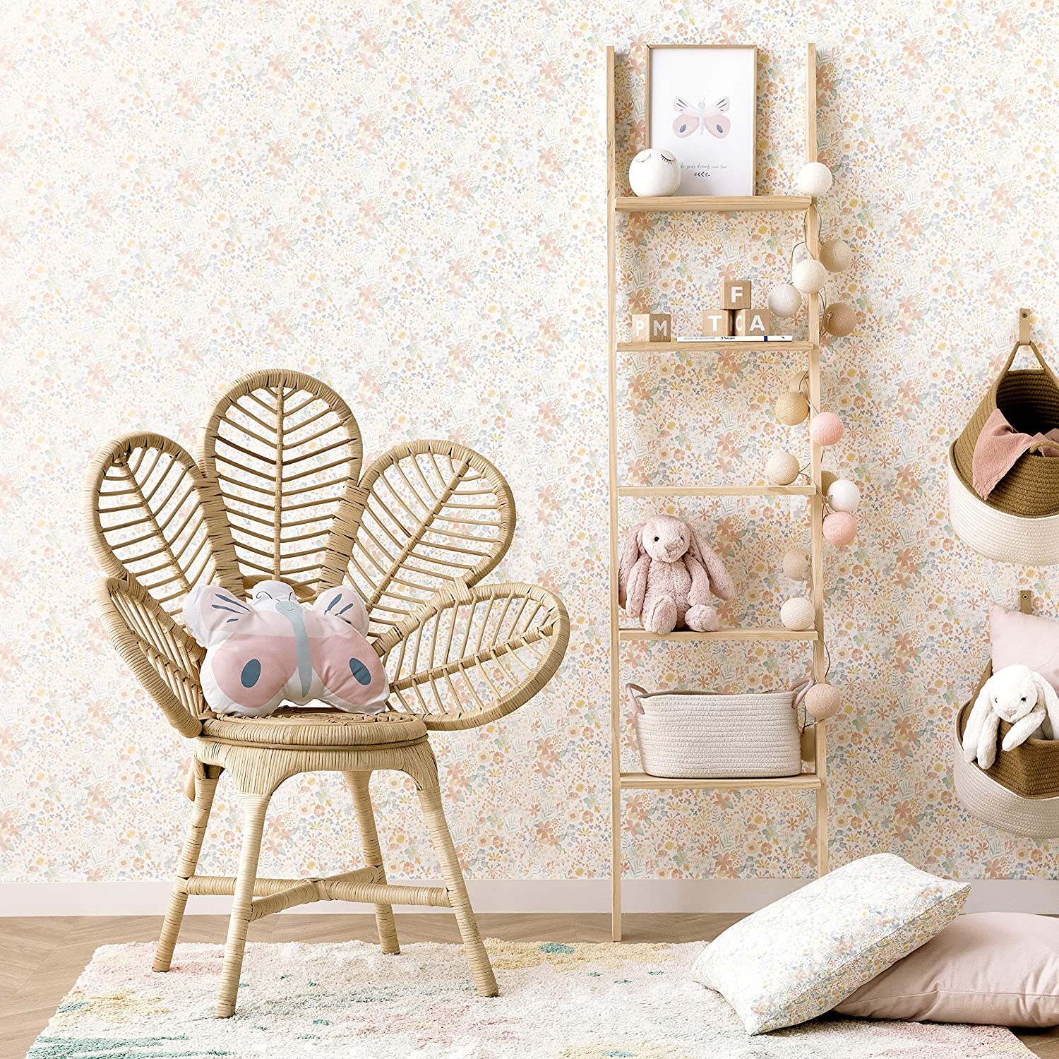 Habitación infantil con papel pintado de flores y una silla con forma de flor