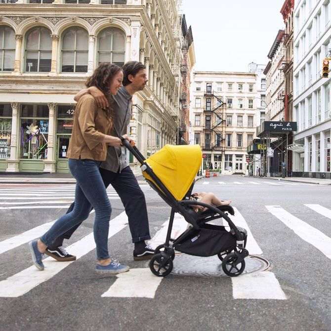 pareja paseando con un bugaboo bee
