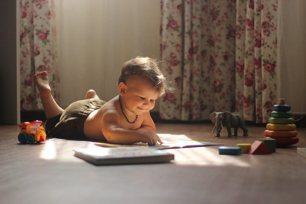 Niño mejorando la psicomotricidad fina con un cuento