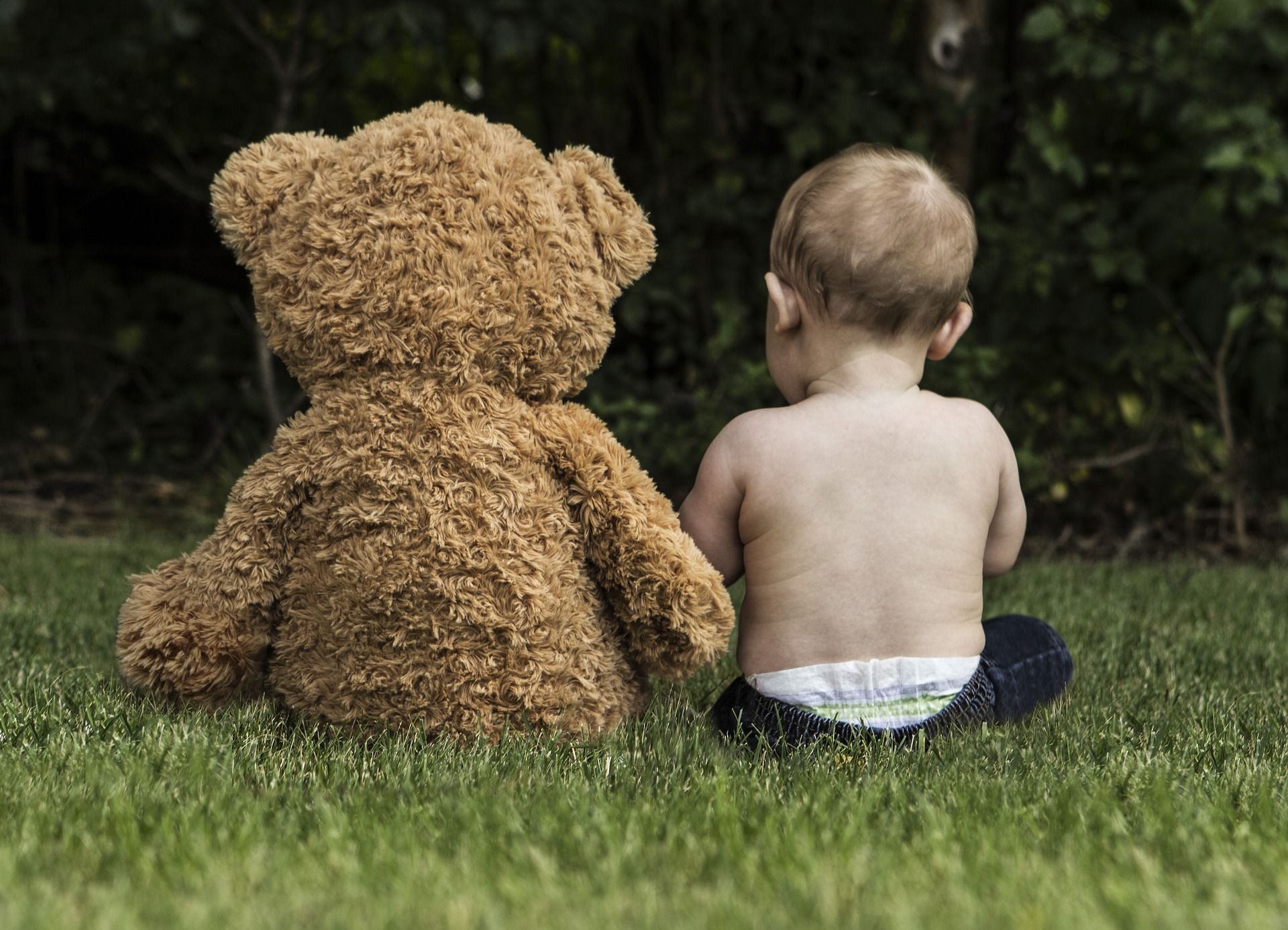niño con oso de juguete