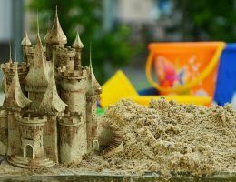 castillo de arena mágica con cubos y palas