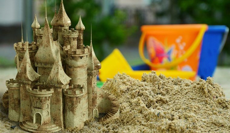 castillo de arena mágica con cubos y palas