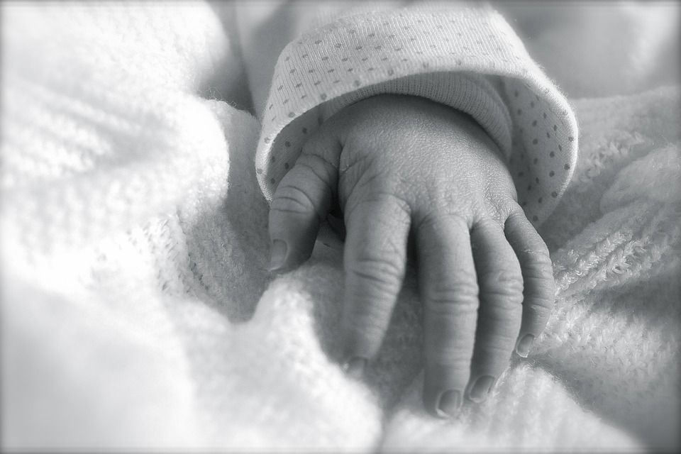 mano de recien nacido en la maternidad de o´donnell